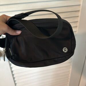 Lululemon Everywhere belt bag